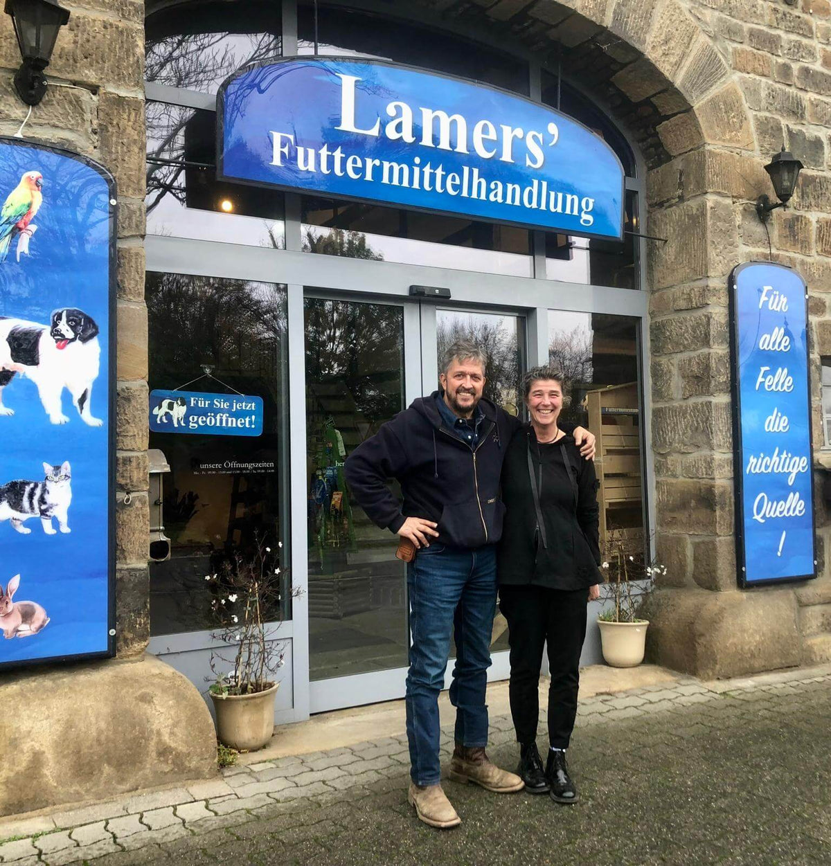 Christiane und Andreas Lamers vor ihrer Futtermittelhandlung in Schwerte